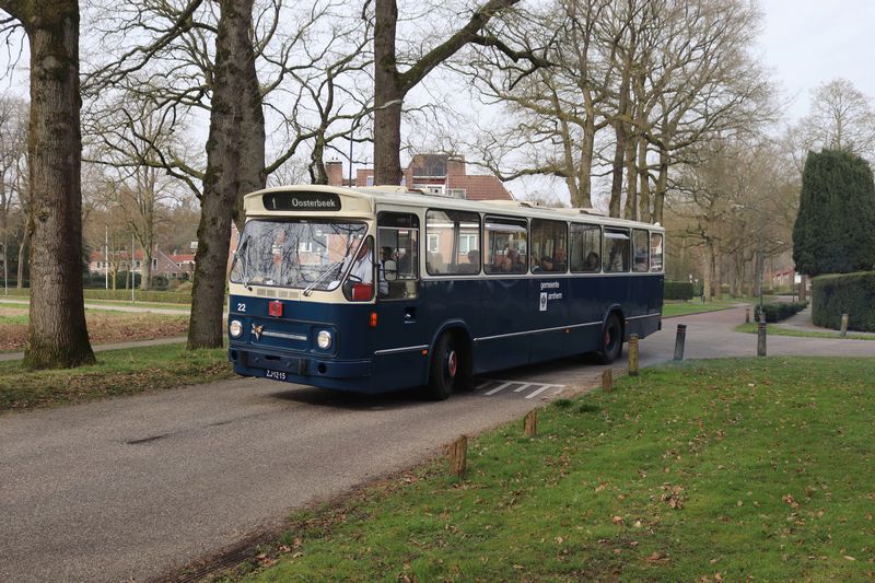 Rondrit met museumbussen door Arnhem
